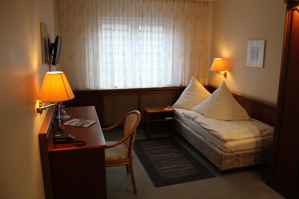 Hotel & Restaurant Zum Vater Rhein Monheim am Rhein Cameră foto